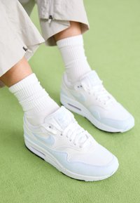 Unselected, white/football grey/platinum tint/black