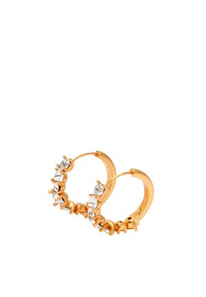 Pendientes de aro de oro, cada uno con siete piedras preciosas redondas y transparentes a lo largo de la mitad frontal, expuestos sobre un fondo blanco.