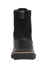 Must must ja sametist pahkluu saapad lamest kummist tallaga, tagaküljel tõmbluku tõmblukuga ja brändi logo pressitud küljel.