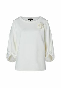 Weißes langärmliges Oberteil mit Rundhalsausschnitt, gerafften Ärmeln und einer dekorativen Stoffrose an der linken Schulter. Weicher Stoff, lässiges Design.