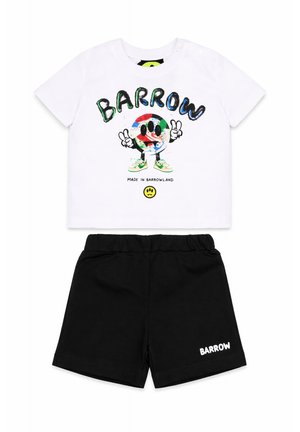 Camisa blanca de manga corta con una cara sonriente colorida y texto "BARROW", combinada con pantalones cortos negros con el logo "BARROW" en la pierna.