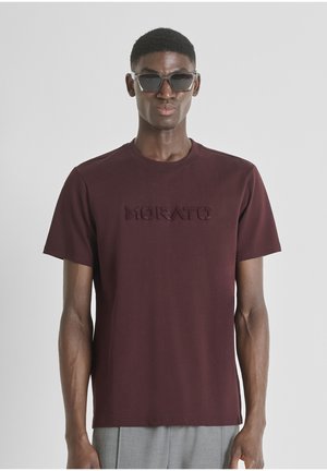 Camiseta de algodón burdeos con logo "Morato" en relieve, cuello redondo, mangas cortas y corte relajado.