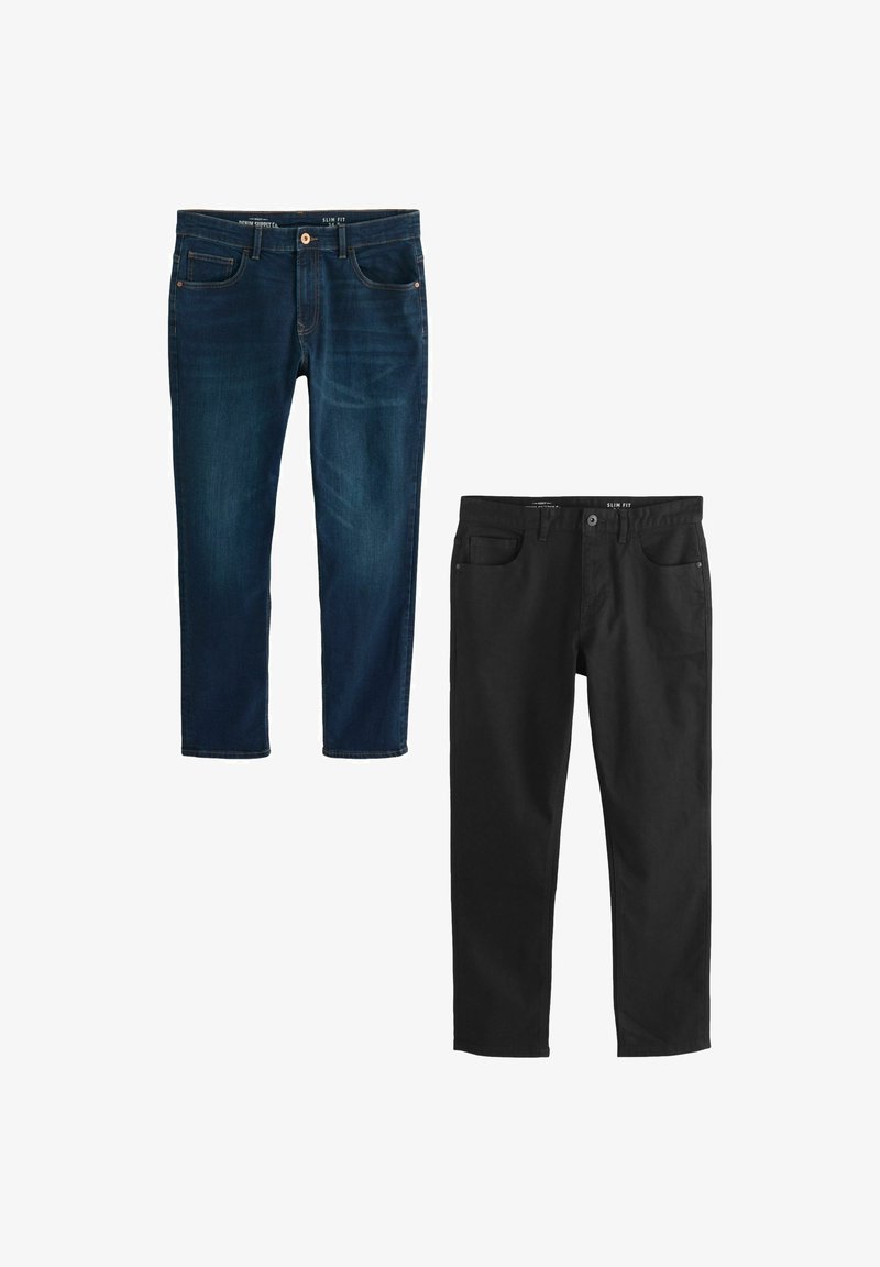 Slim fit jeans v temnem denimu z petimi žepi in bakrenimi zakovkami na modri različici; črne slim fit hlače z gladko teksturo in minimalističnimi detajli.