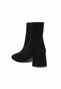 Černé surové kožené kotníkové boty s špičatou špičkou, bočním zipem a širokým blokovým podpatkem. Hladká textura s minimem švů.