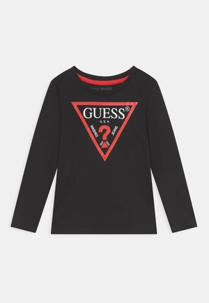 Schwarzes Langarm-T-Shirt aus Baumwolle mit Rundhalsausschnitt. Mit einem roten und weißen dreieckigen Logodesign und dem Text "GUESS® U.S.A.".