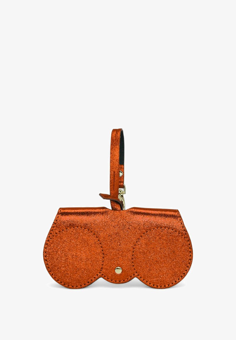 Étui à lunettes en cuir pailleté orange avec une fermeture à pression et une bandoulière assortie attachée par un fermoir doré.