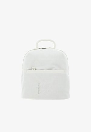 Sac à dos blanc texturé avec une poignée supérieure, une fermeture éclair et une poche avant. Présente un marquage discret et un design minimaliste.