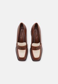 Tamaris Klasické lodičky - cognac combination