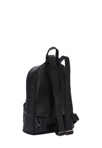 Zaino in pelle nera con una superficie liscia, spalline regolabili e accenti in metallo argentato. Presenta un design semplice e funzionale.