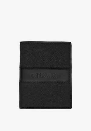 Čierna peňaženka z textúrovanej kože s hladkým koženým pásikom na prednej strane s vyrazeným nápisom „CERRUTI 1881“ uprostred.