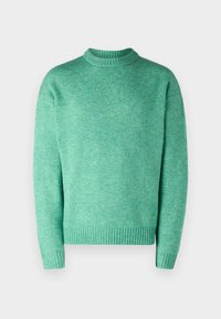 Zelený pletený svetr s žebrovaným kulatým výstřihem a manžetami, vyrobený z měkké látky s texturovaným povrchem. Bez výrazných vzorů.