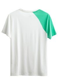 Witte T-shirt met korte mouwen, met een groene accent op de rechter schouder. Gemaakt van zachte stof met een klassiek ronde hals ontwerp.