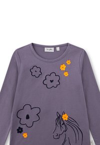 Lila Langarmshirt mit floralen Applikationen in Orange und Marineblau, mit einem Pferdeumriss-Design und einem runden Ausschnitt.