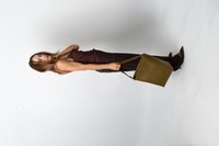 Grøn skuldertaske med krokodillepræg, lang justerbar rem, rektangulær form, glat tekstur og metalhardware.