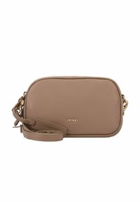Bolso cruzado de cuero beige con bordes redondeados, herrajes dorados y correa desmontable. Textura suave con detalle del logo en relieve.