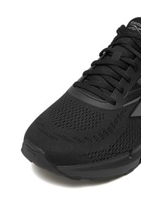 Mustad spordijalats hingava võrkkattega, tekstuursete detailide ja lamedate paeltega. Kummist talla ja ümarate varvastega.