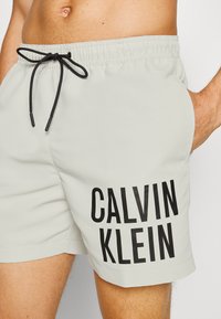 Calvin Klein Swimwear MEDIUM DRAWSTRING - Badeshorts - light silt