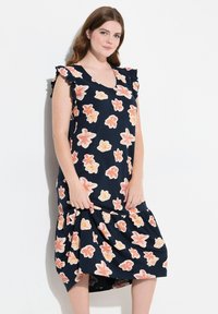 Abito floreale navy con maniche a volant, caratterizzato da motivi di fiori rosa e arancione, lunghezza al ginocchio, orlo a strati e tessuto leggero.