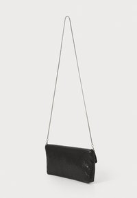 Borsa a pochette in rete metallica nera con forma rettangolare elegante, dotata di una tracolla in catena argentata e texture liscia.