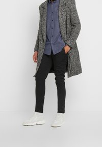 Gianni Kavanagh Chinos - black