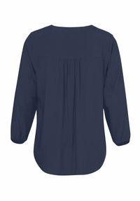 Navyblauw blouse met lange mouwen en geplooid detail op de rugpas en elastische manchetten, gezien van achteren.