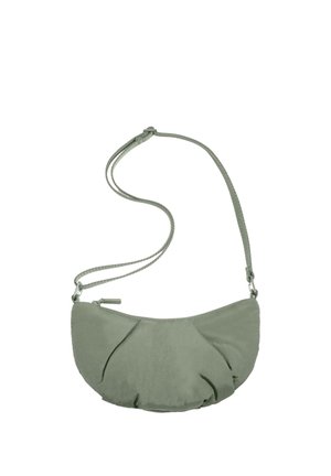 Geantă mică de umăr verde salvie în formă de semilună, cu curea reglabilă și închidere cu fermoar, material moale cu pliuri subtile.