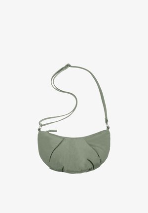 Kis hold alakú zsályazöld keresztpántos táska állítható pánttal és cipzáras záródással, puha szövetből készült, finom redőkkel.