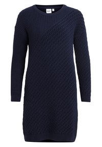 Mörkblå stickad klänning med ett strukturerat diamantmönster, långa ärmar och rundad halsringning, med en lätt asymmetrisk design.