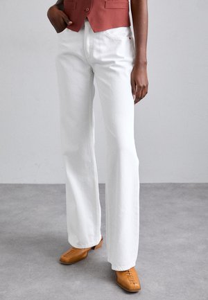 LOOSE - Jeans bootcut - white