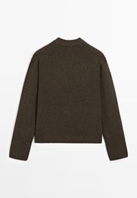 Donkergroen gebreid sweater met een geribbelde textuur, ronde kraag en raglanmouwen, met een casual, boxy silhouet en zijsplitten.