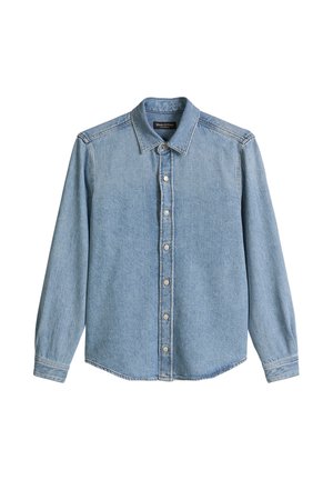 Hellblaues Denim-Hemd mit langen Ärmeln, Knopfleiste, Kragen und Frontknöpfen, flach auf einem weißen Hintergrund ausgelegt.