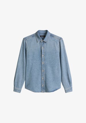 Hellblaues Denim-Hemd mit langen Ärmeln, Knopfleiste, Kragen und Frontknöpfen, flach auf einem weißen Hintergrund ausgelegt.