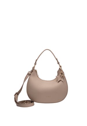 Hellbeigetönte, halbmondförmige Handtasche mit kurzen und langen Trägern, goldfarbenen Beschlägen und sternförmigen Anhängern, die nahe am Griff hängen.