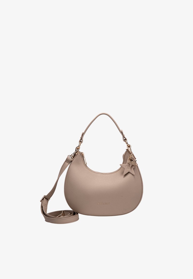 Jasnobeżowa torebka w kształcie półksiężyca z krótkim i długim paskiem, złotym okuciem oraz zawieszkami w kształcie gwiazdek przy uchwycie.