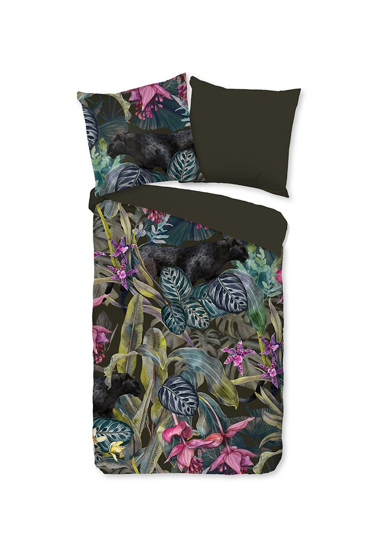 Bettwäsche-Set mit einem dunklen Blumenmuster, das grüne Blätter und pinkfarbene Orchideen zeigt, ergänzt durch einfarbige schwarze Kissenbezüge.