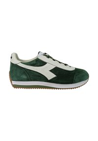 Sneaker in suede verde con dettagli in pelle bianca, punta rotonda, design con lacci, suola intermedia bianca e suola esterna in gomma testurizzata color gomma.