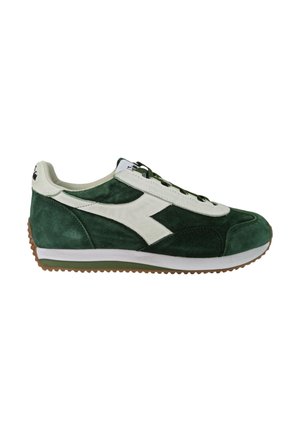 Sneaker in suede verde con dettagli in pelle bianca, punta rotonda, design con lacci, suola intermedia bianca e suola esterna in gomma testurizzata color gomma.