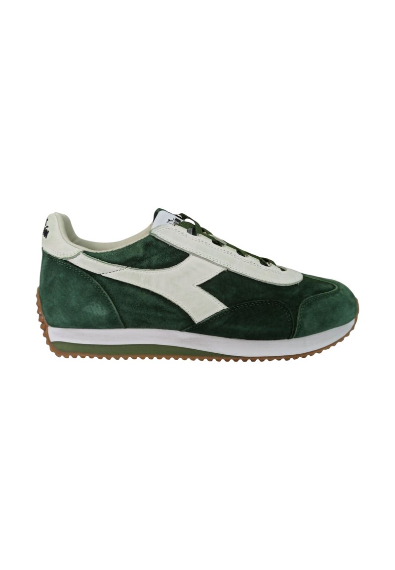 Sneaker in suede verde con dettagli in pelle bianca, punta rotonda, design con lacci, suola intermedia bianca e suola esterna in gomma testurizzata color gomma.