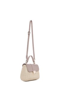 Beige geweven tas met een gladde taupe klep en strap, voorzien van een metallic sluiting en een gestructureerde vorm. Getextureerd lichaam, veelzijdig ontwerp.