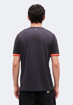PUMA AC Milan 26/27 Third Jersey 'Flat Dark Gray Glowing Red' — foto 3