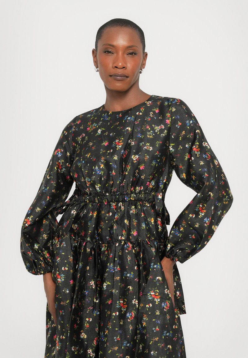 Stine Goya FLAT TEXTURED WAIST TIE MIDI DRESS - Day dress - black -  Zalando.ie