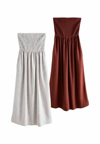 Twee strapless jurken: de ene in lichtgrijs met verticale strepen en een gesmokte lijfje, de andere in effen roestbruin met een gathered rok.