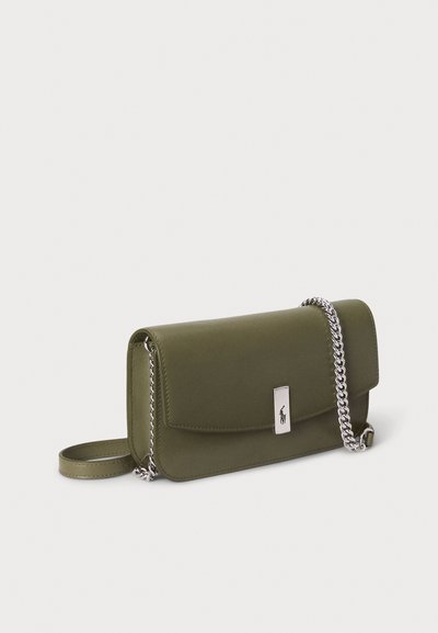 Bolso de mano verde oliva con textura suave, correa de cadena plateada y cierre magnético rectangular con un pequeño detalle de logo.