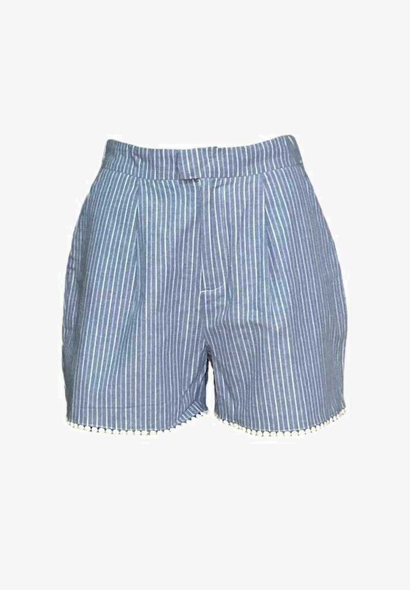 Pantaloni corti a righe blu e bianche con design plissè, vita elasticizzata e finitura decorativa a pompon lungo l'orlo. Materiale in cotone.