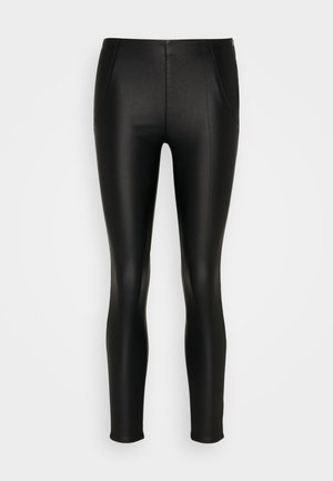 Leggings neri realizzati in un materiale lucido e elastico. Caratterizzati da una vita alta e due tasche laterali, offrono un design snodato e aderente.