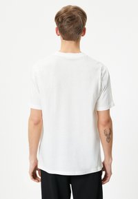 Koton POCKET DETAIL SHORT SLEEVE CREW NECK - T-shirt - bas - white