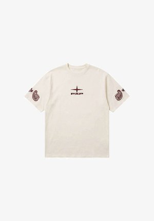 T-shirt à manches courtes ivoire avec étoile bordeaux et logo « PXP » sur la poitrine, motifs cachemire imprimés sur les deux manches.