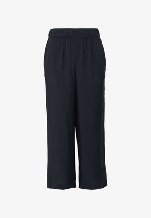 Mustad, lühikesed püksid, mis on valmistatud kerge kangast ja millel on kortsuline tekstuur. Omab elastset vööd ja ruumikat kohandust mugavuse huvides.