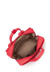 Sac à main en cuir rouge avec un intérieur spacieux beige, deux poignées et une fermeture éclair. Présente une texture lisse et un design minimaliste.