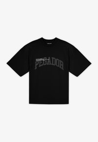 Mustat ylipitkät T-paidat, joissa on rinnan päällä iso tummanharmaa "PEGADOR" -teksti ja pieni valkoinen teksti sen yläpuolella.